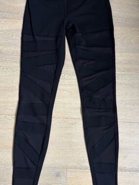 Lululemon Reveal Black Mesh-Paneled Leggings — Size 4
